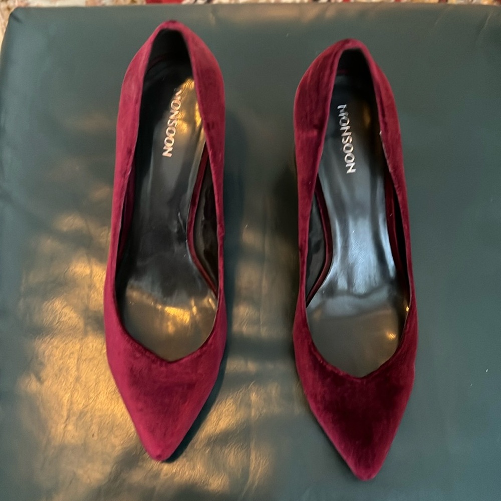 Maroon velvet pumps